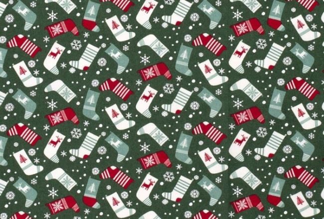 Vianočná látka z bavlny v zelenej farbe s potlačou vianočných pančúch 16719/028