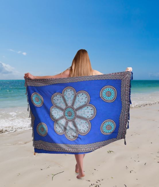 Pareo/sarong z Bali s kokosovou sponou v modrej farbe s potlačou kvetín a mandál BALI62