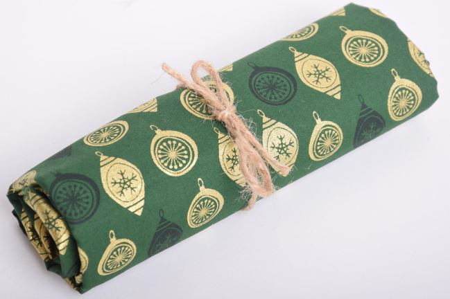 Rolka vianočnej bavlny v zelenej farbe s potlačou ozdôb RO18734/025