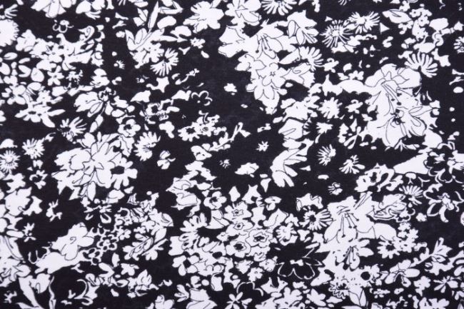 Viskózový úplet v čiernej farbe s potlačou jemných kvetov Q11402-056