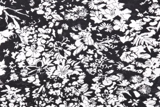 Viskozový úplet v čiernej farbe s bielymi kvetmi V269