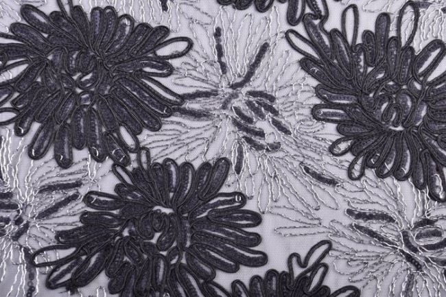 Čipka v čiernej farbe s plastickým vzorom kvetín 12066/070