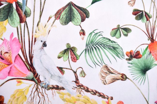 Bavlnený úplet v smotanovej farbe s digitálnou potlačou exotických kvetín a papagájov KC759
