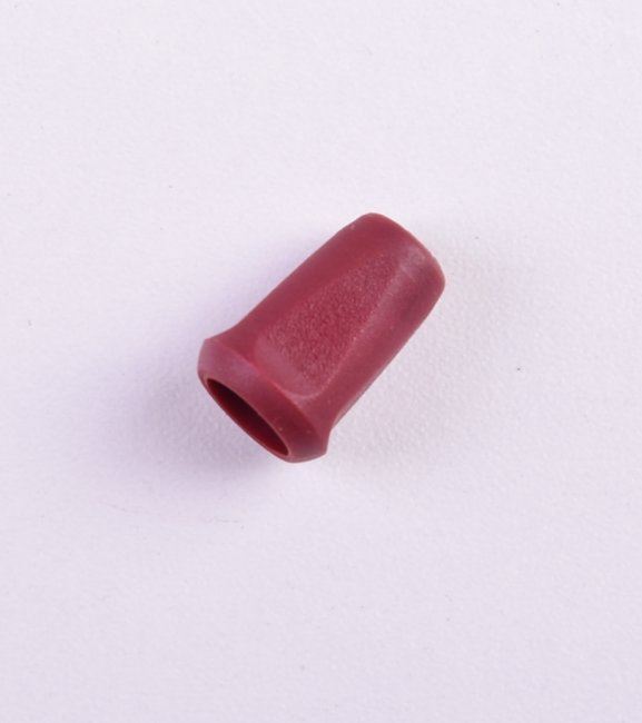 Plastová koncovka na šnúrky vo vínovej farbe K-B10-1480-178