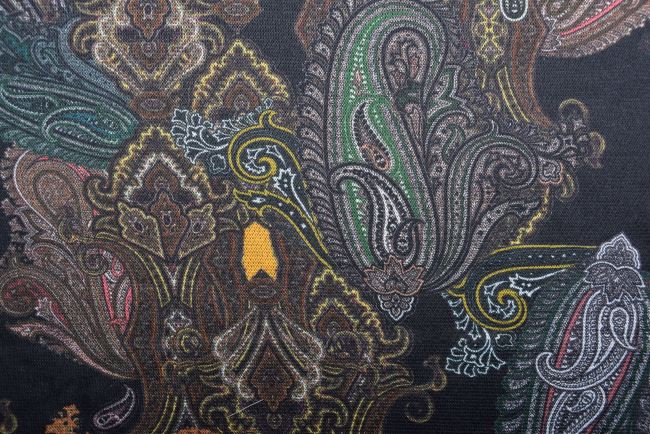 Pletenina v čiernej farbe so vzorom ozdobných ornamentov MI57046/706