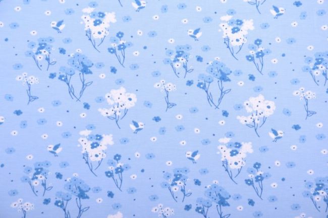 Bavlnený úplet vo svetlo modrej farbe s kvetmi 04567/003