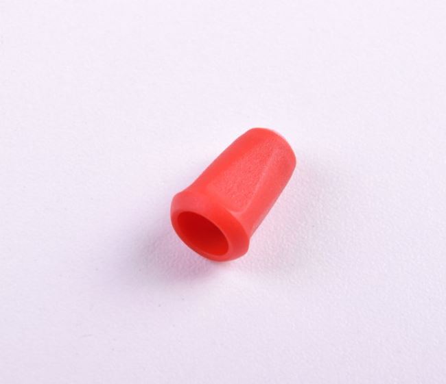 Plastová koncovka na šnúrky v červenej farbe K-B10-1480-162