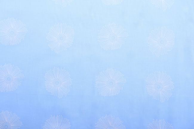 Bavlnená blúzkovina v bledo modrej farbe s bielymi kvetmi 11056/002