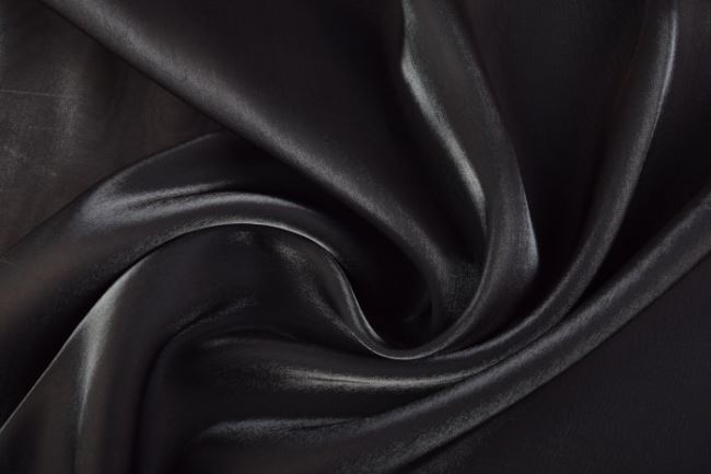 Luxusná lesklá látka v čiernej farbe 16597/999