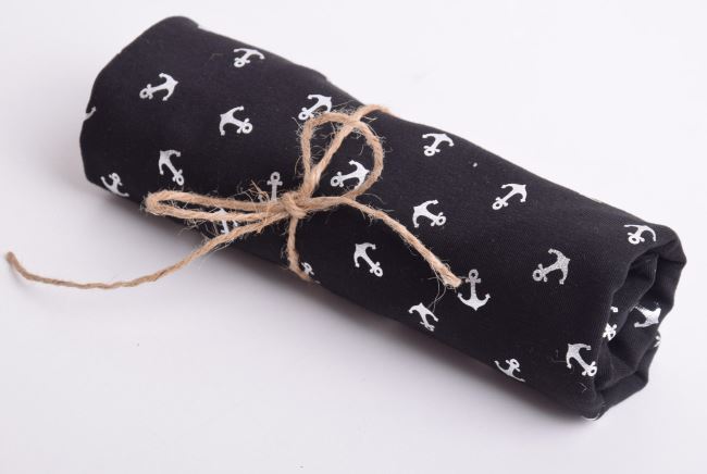 Rolka bavlneného úpletu v čiernej farbe s fóliovou potlačou kotvičiek RO16516/069