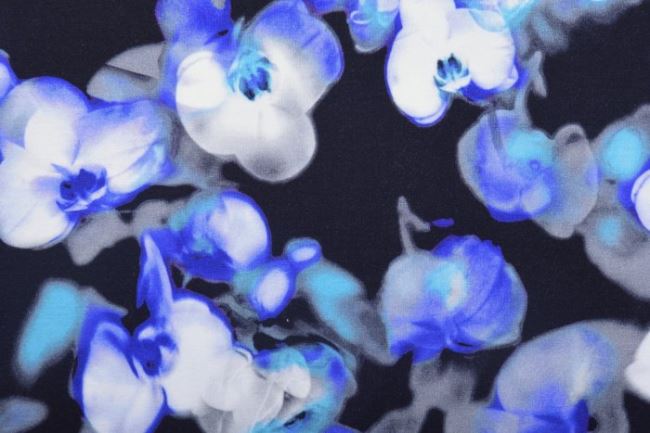 Viskozový úplet s digitálnou potlačou modrých kvetov orchidey PL003