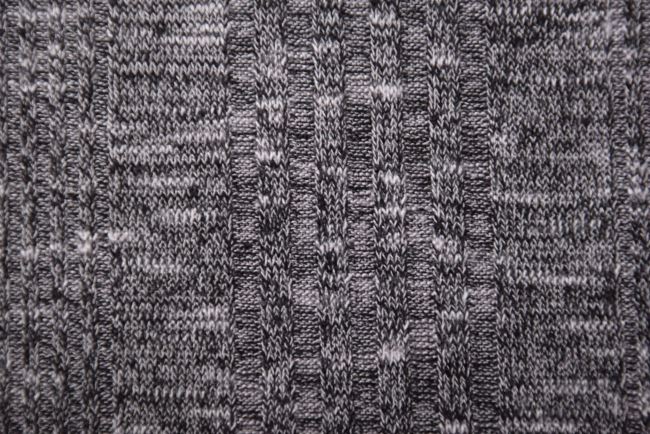 Pletenina v šedej farbe s melírom PAR37